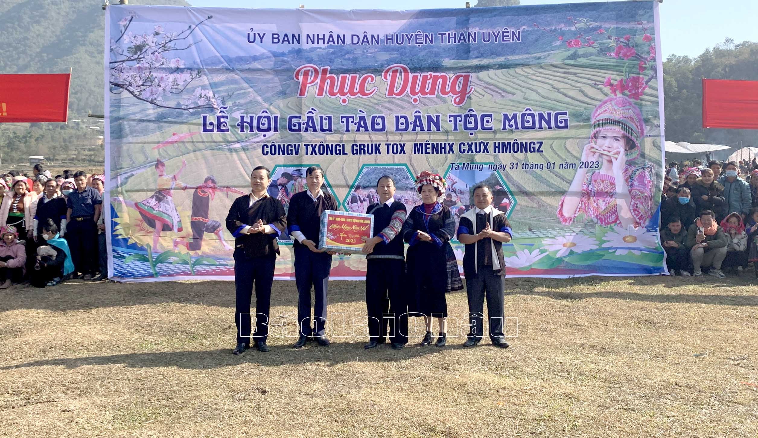 Các đồng chí lãnh đạo tỉnh tặng quà cho cán bộ, Nhân dân xã Tà Mung (huyện Than Uyên) tại Lễ hội Gầu Tào dân tộc Mông.